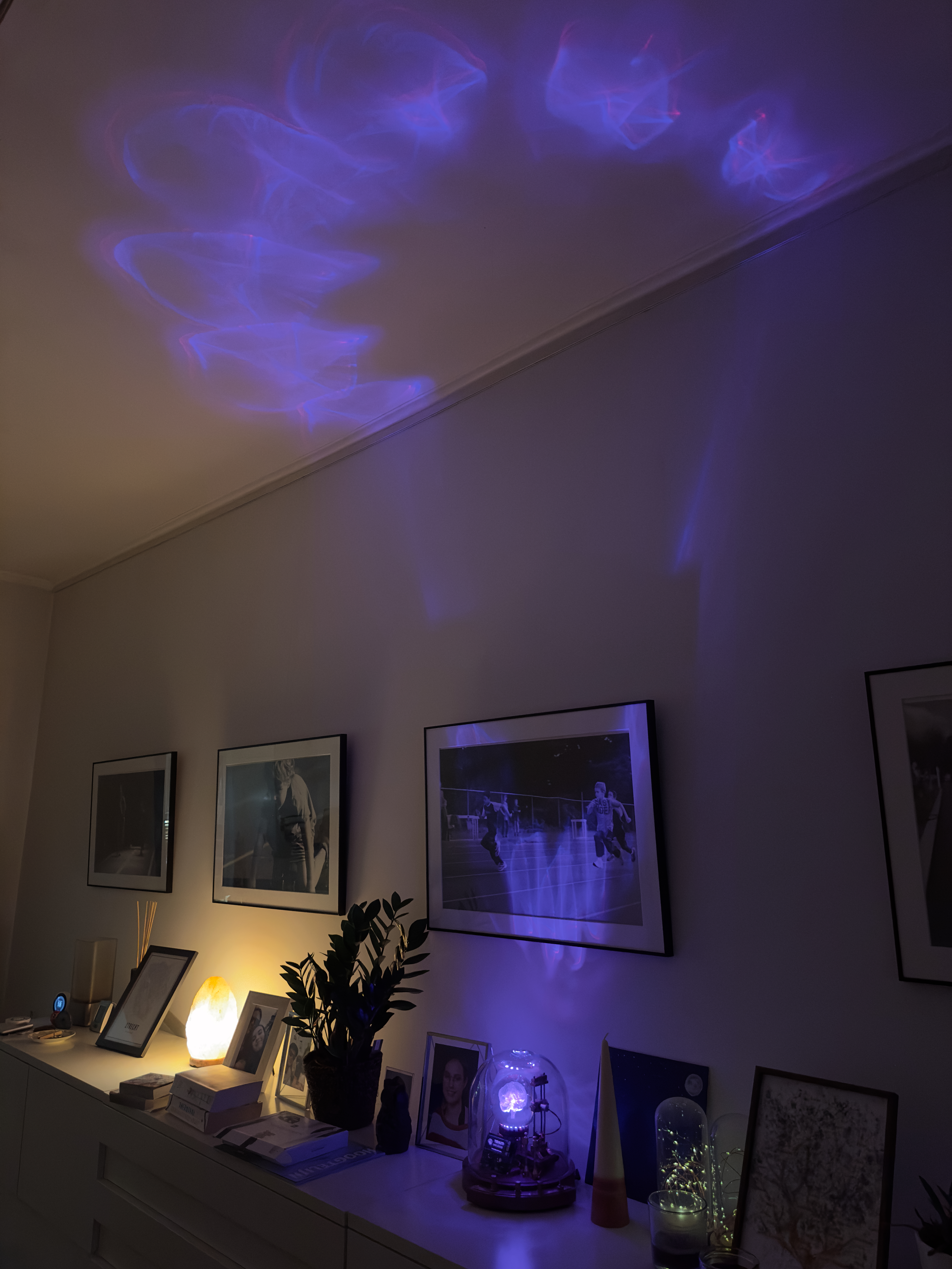 Light patterns on the wall and ceiling created by the Tehuti Brain Scanner.